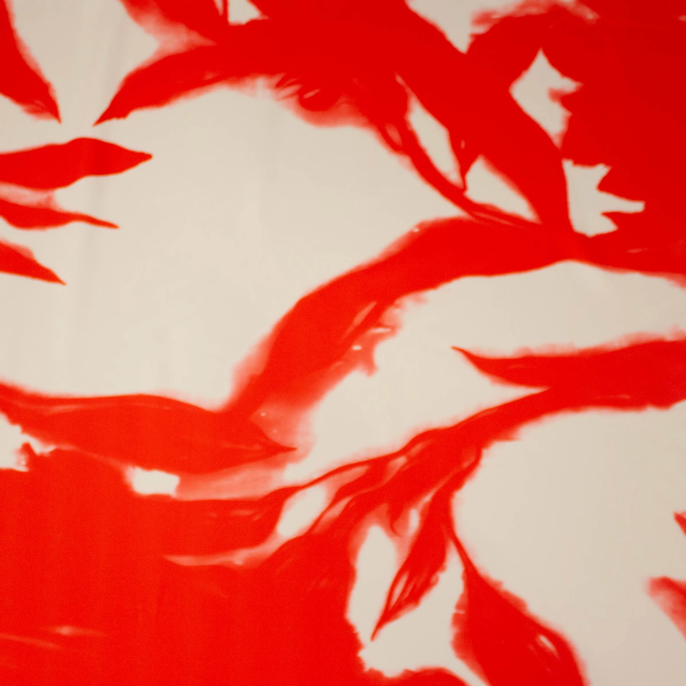 Polyester mikado met rood bloemen - Lorré
